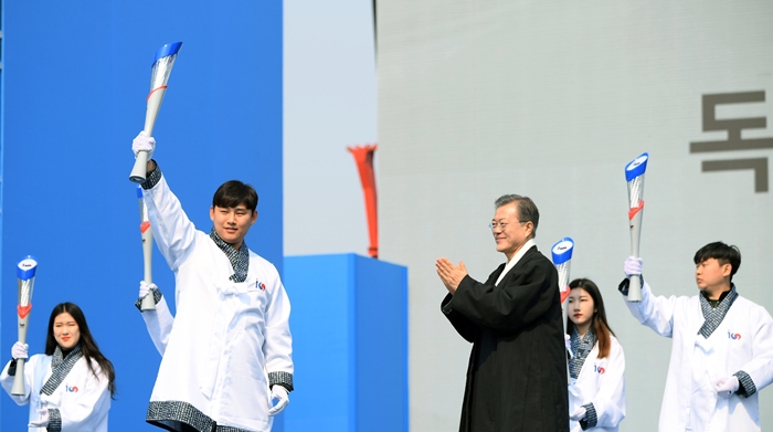 지난 3월 1일 광화문광장에서 열린 제100주년 3.1절 기념식에서 문재인 대통령이 청년 국민 주자들에게 독립 횃불 성화봉을 전달하고 있다. 효자동 사진관